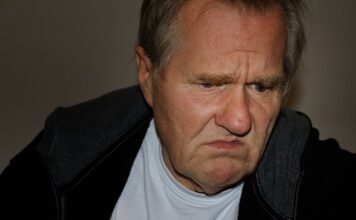 Czym szlifować zakamarki w drewnie?