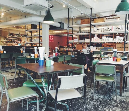 Jak dobrać krzesła do restauracji, aby zwiększyć komfort gości